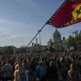 Les gens ont manifesté d'abord en signe de deuil mais la protestation s'est muée en vaste mouvement de colère contre le gouvernement serbe.